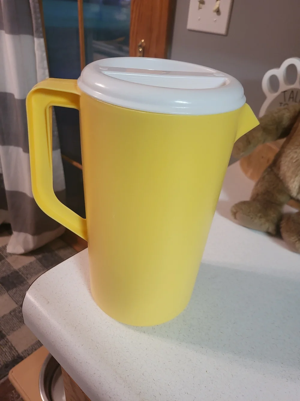 Vintage Rubbermaid Pitcher 2 1/4 Quart Yellow with White Lid J2445, 2129ML